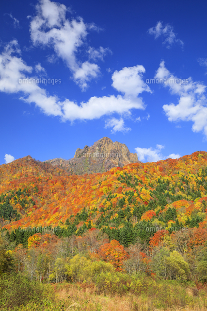 定山渓天狗岳の紅葉 の写真素材 イラスト素材 アマナイメージズ