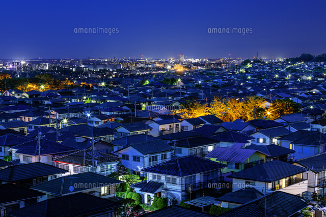 住宅街の夜景[01010033172]の写真素材・イラスト素材｜アマナイメージズ