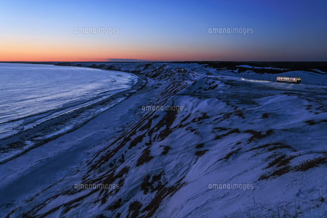 花咲線の普通列車と落石海岸三里浜の夕暮れ[01010045604]の写真