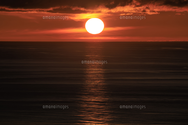 ウェザーステーション展望台から眺める夕日[01010046702]の写真