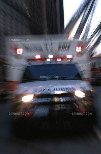 疾走する救急車 の写真素材 イラスト素材 アマナイメージズ