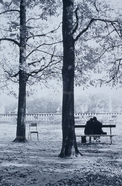 セーヌ河畔のベンチに座るカップル パリ フランス の写真素材 イラスト素材 アマナイメージズ