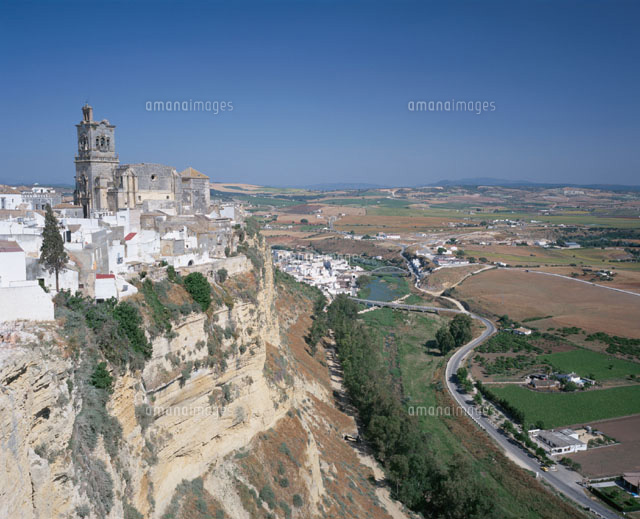 アンダルシア地方の田園風景と家並み スペイン[01068003843]の写真