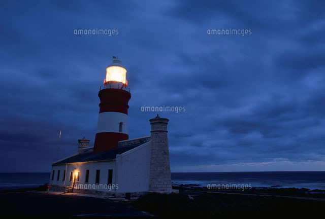 アグラス岬の明かりのともる灯台 西ケープ州 南アフリカ の写真素材 イラスト素材 アマナイメージズ