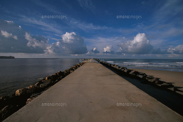 防波堤と海 プライア ダ ロシャ ポルトガル の写真素材 イラスト素材 アマナイメージズ