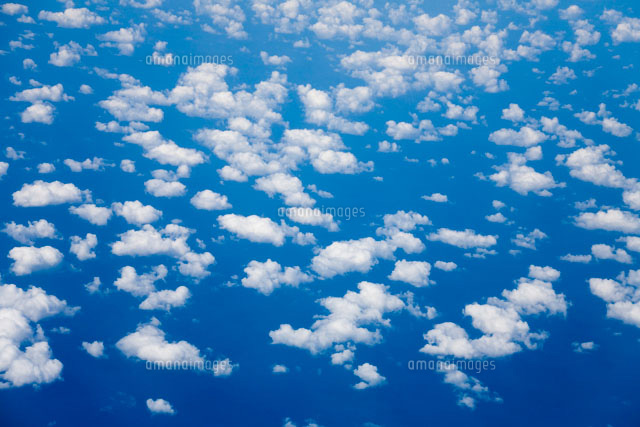 空と雲の風景写真　サイズは相談 晴れた日の青空と薄い雲のフリー写真素材｜高解像度｜フリー写真素材 額縁