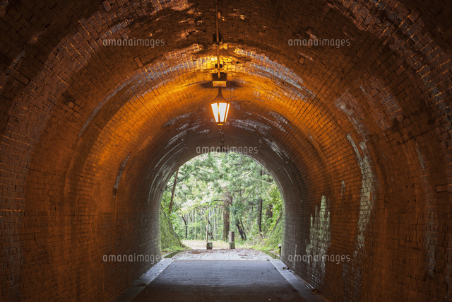 宇津ノ谷峠の明治トンネル の写真素材 イラスト素材 アマナイメージズ