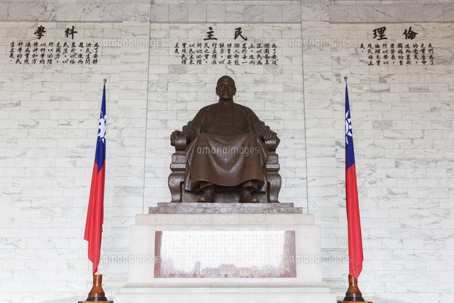 中正紀念堂の蒋介石像[01072018677]の写真・イラスト素材｜アマナ