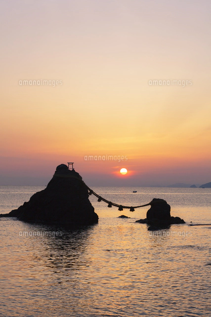 二見浦の夫婦岩日の出[01072021549]の写真・イラスト素材｜アマナ