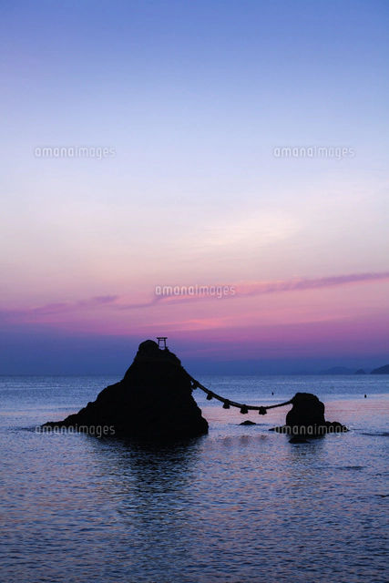 二見浦の夫婦岩日の出[01072021549]の写真・イラスト素材