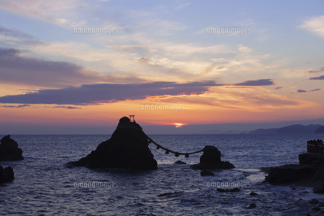 二見浦の夫婦岩日の出[01072021549]の写真・イラスト素材