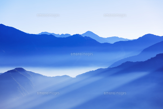 小笠原山から望む霧に浮かぶ山並み の写真素材 イラスト素材 アマナイメージズ