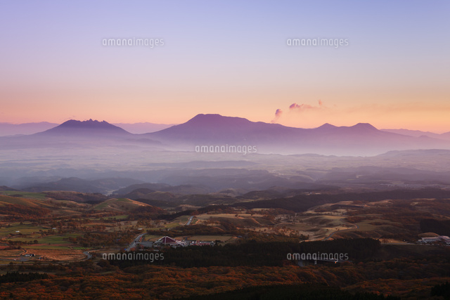 瀬の本高原と阿蘇五岳の夕景[01072022997]の写真・イラスト素材