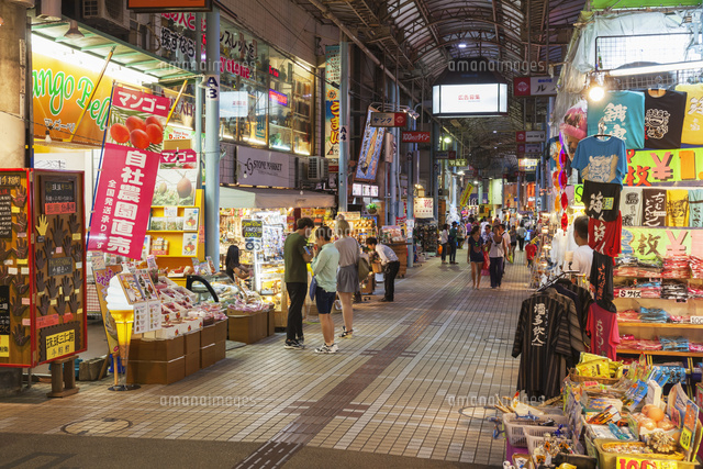 夜の平和通り商店街 の写真素材 イラスト素材 アマナイメージズ