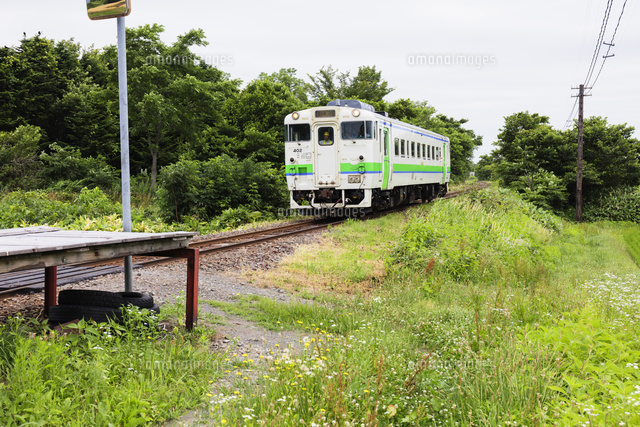 札沼線の列車 の写真素材 イラスト素材 アマナイメージズ
