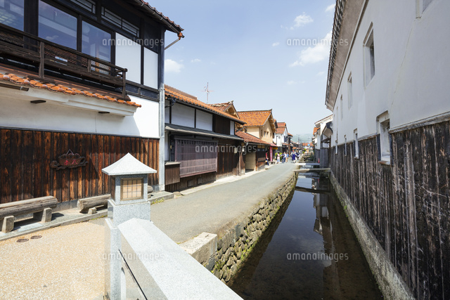 白壁土蔵群 の写真素材 イラスト素材 アマナイメージズ