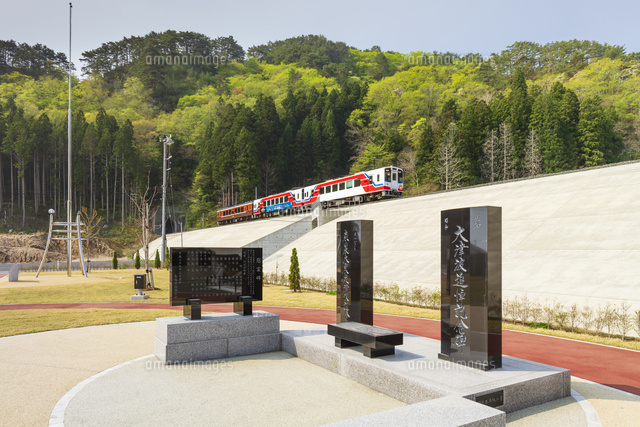 三陸鉄道と東日本大震災津波記念碑[01072030186]の写真・イラスト素材