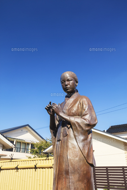 金子みすゞ像 の写真素材 イラスト素材 アマナイメージズ