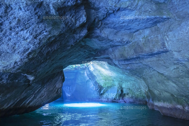 堂ヶ島海岸の天窓洞[01072032569]の写真・イラスト素材｜アマナイメージズ