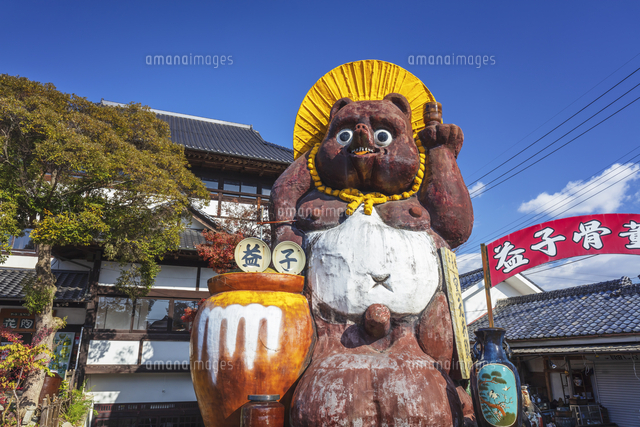 益子焼き窯元共販センターのタヌキ[01072033907]の写真・イラスト素材