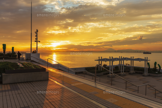 海ほたるから望む富士山と夕日 の写真素材 イラスト素材 アマナイメージズ