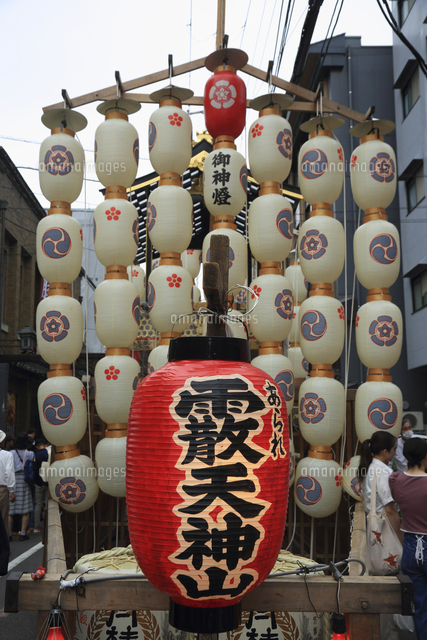 祇園祭前祭り宵山霰天神山駒形提灯[01076016729]の写真・イラスト素材