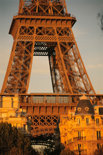エッフェル塔 パリ フランス の写真素材 イラスト素材 アマナイメージズ