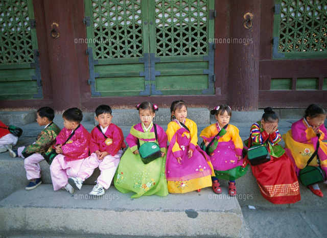 景福宮と韓服の子供達 ソウル 韓国 の写真素材 イラスト素材 アマナイメージズ