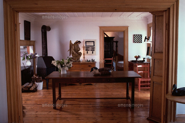 ストーブと木のテーブルのある部屋 の写真素材 イラスト素材 アマナイメージズ