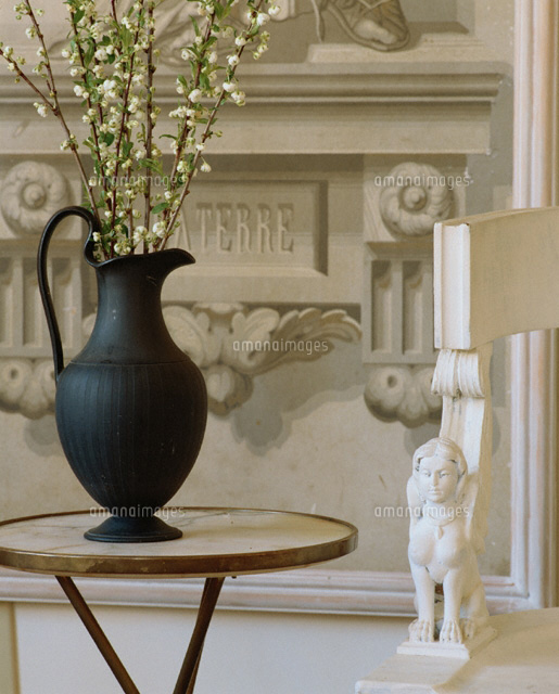 黒い花瓶に生けられた白い花とｲｽの飾り の写真素材 イラスト素材 アマナイメージズ