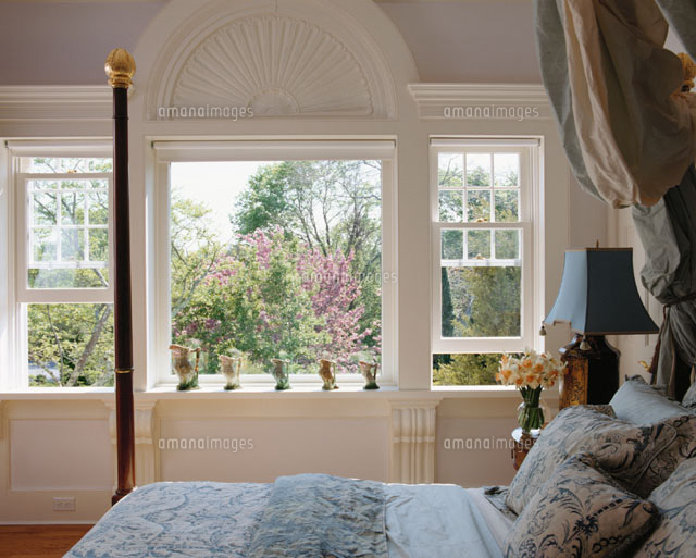 ガラス窓のついたベッドルーム ロングアイランド アメリカ の写真素材 イラスト素材 アマナイメージズ