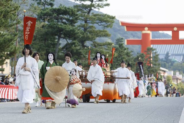 時代祭 神宮道を行く平安時代婦人列 の写真素材 イラスト素材 アマナイメージズ