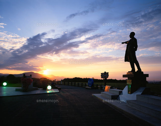 羊が丘展望台のクラークの像と日没 札幌 北海道 の写真素材 イラスト素材 アマナイメージズ