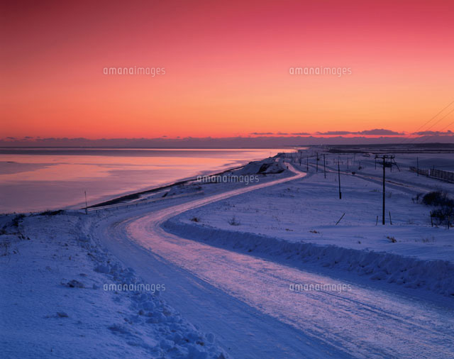 夕暮れの雪道（オレンジ色） 浦幌町 北海道[01263091279]の写真