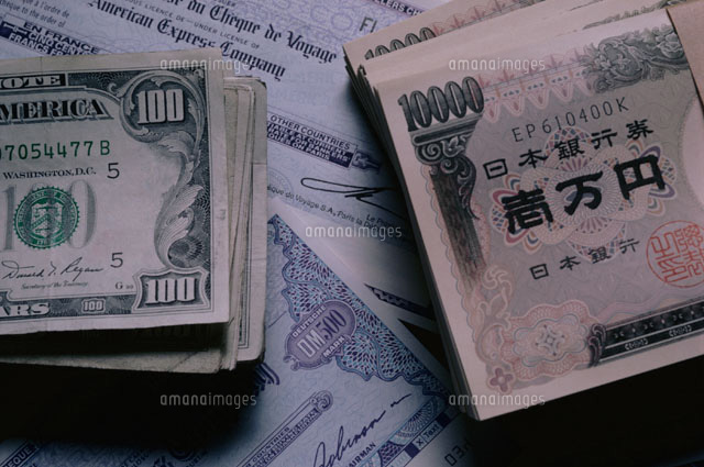 外国紙幣と日本紙幣の束 の写真素材 イラスト素材 アマナイメージズ