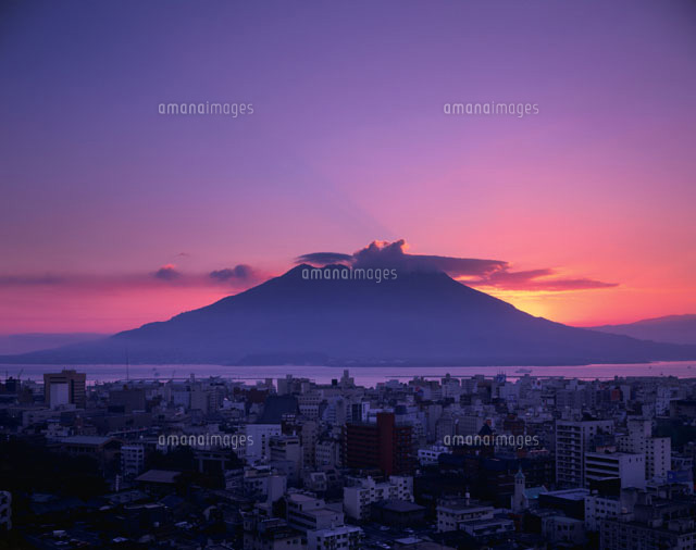 桜島の夜明け 鹿児島市 鹿児島県[01397005037]の写真・イラスト素材