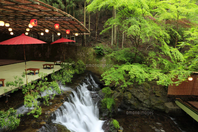 貴船川沿いにある川床料理店貴船ひろや の写真素材 イラスト素材 アマナイメージズ