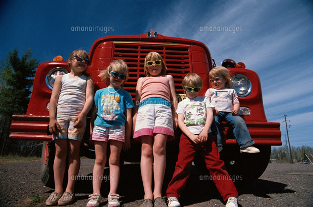 消防車と外国の子供達 の写真素材 イラスト素材 アマナイメージズ