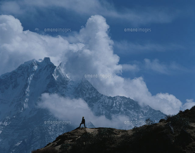 エベレストと登山道の人物の点景 ネパール の写真素材 イラスト素材 アマナイメージズ