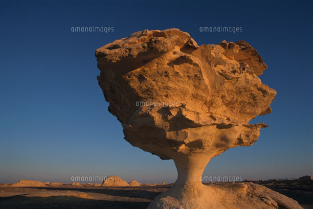 バハリヤオアシス近郊の夕映えの白砂漠の奇岩 エジプト の写真素材 イラスト素材 アマナイメージズ