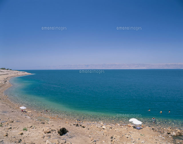 死海と対岸のイスラエル ヨルダン[01431005638]の写真・イラスト素材
