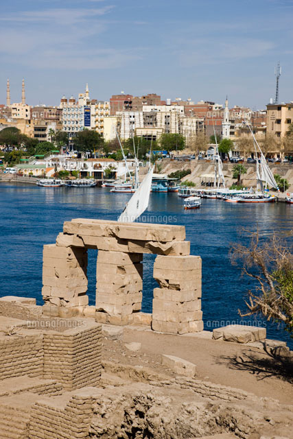 クヌム神殿よりナイル川とアスワン市街眺望 の写真素材 イラスト素材 アマナイメージズ