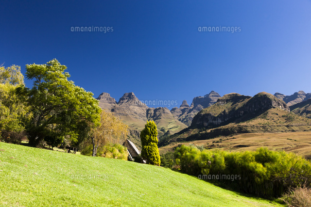 カテドラルピークホテルとドラケンスバーグ山脈 の写真素材 イラスト素材 アマナイメージズ