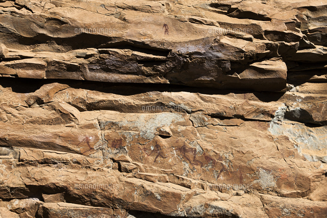 ドラケンスバーグ山脈のエランドケーブの古代岩絵 の写真素材 イラスト素材 アマナイメージズ