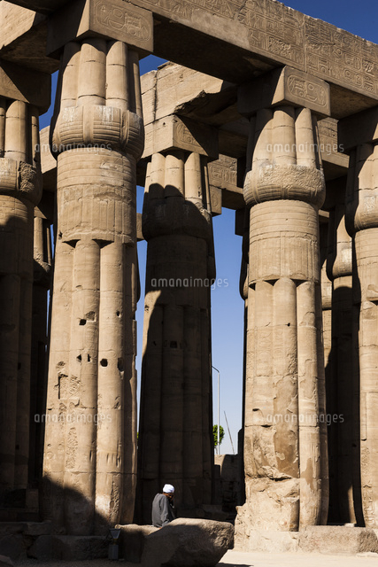ルクソール神殿のアメンホテプ３世の第２中庭 の写真素材 イラスト素材 アマナイメージズ