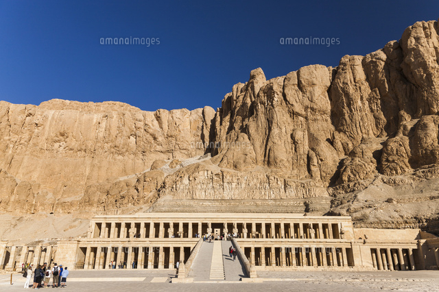 ハトシェプスト女王葬祭殿と岩山 の写真素材 イラスト素材 アマナイメージズ