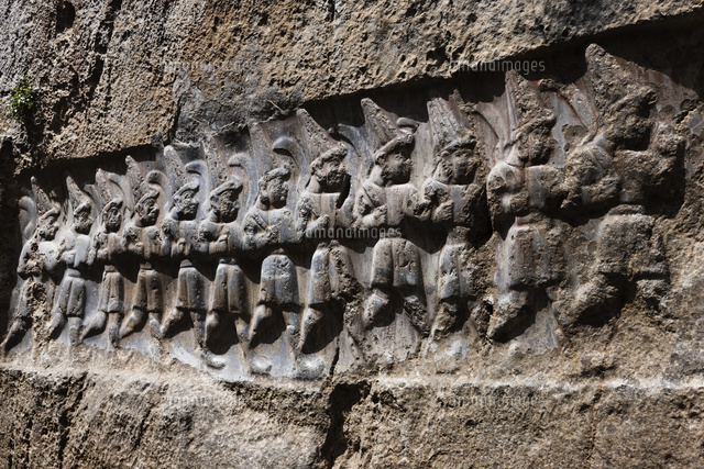 ヒッタイト帝国のヤズルカヤ磨崖彫刻[01431038997]の写真・イラスト