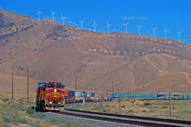 貨物機関車と風力発電 の写真素材 イラスト素材 アマナイメージズ