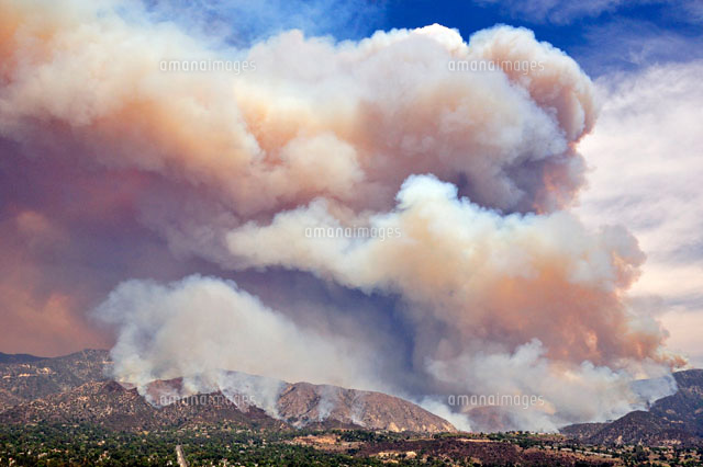 山火事の立ち上がる煙 の写真素材 イラスト素材 アマナイメージズ