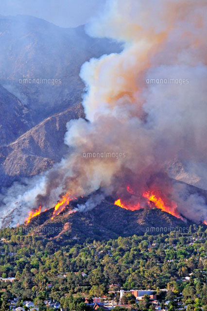 住宅地の山火事の炎と煙 の写真素材 イラスト素材 アマナイメージズ
